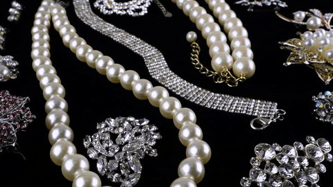 Khám Phá Cách Nhận Biết Ngọc Tự Nhiên Thật Giả