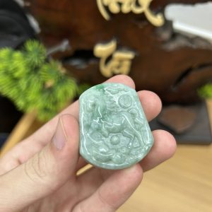 Alternative view of PK032 - Vòng mặt  hình ngựa màu xanh ngọc chủng nếp mịn kích thước 40x33x11 mm
