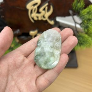 Alternative view of PK037 - Vòng mặt rồng màu trắng xanh chủng nếp mịn kích thước 58x35x9 mm