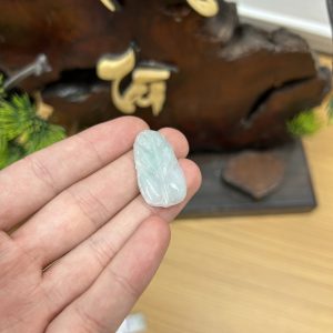 Alternative view of PK069 - Vòng mặt lá màu xanh nhạt chủng nếp hóa kích thước 30x16x4 mm
